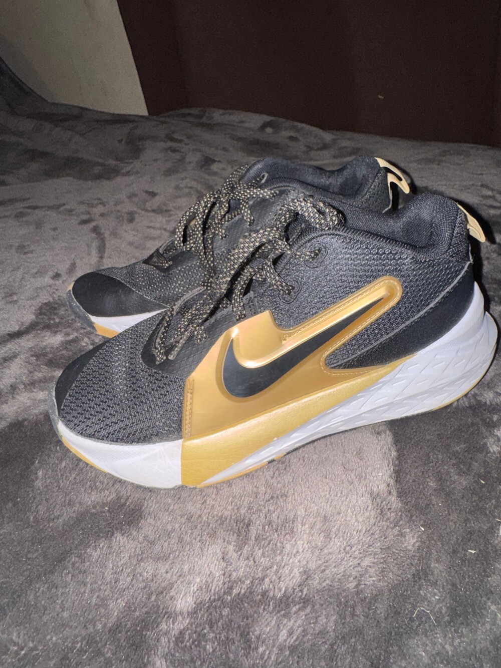Nike Running Shoes Size 4 Youth Black Gold Basketball Logo